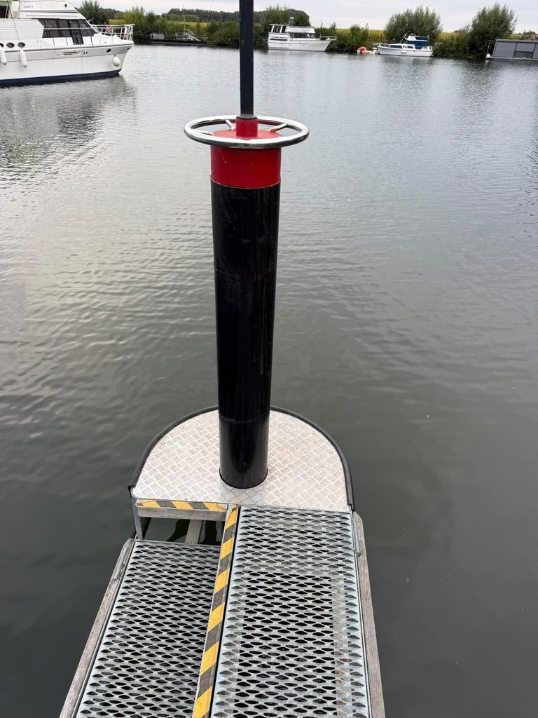 Dalben mit Handgriff am Begleitsteg der Slipanlage Marina Mehlbergen