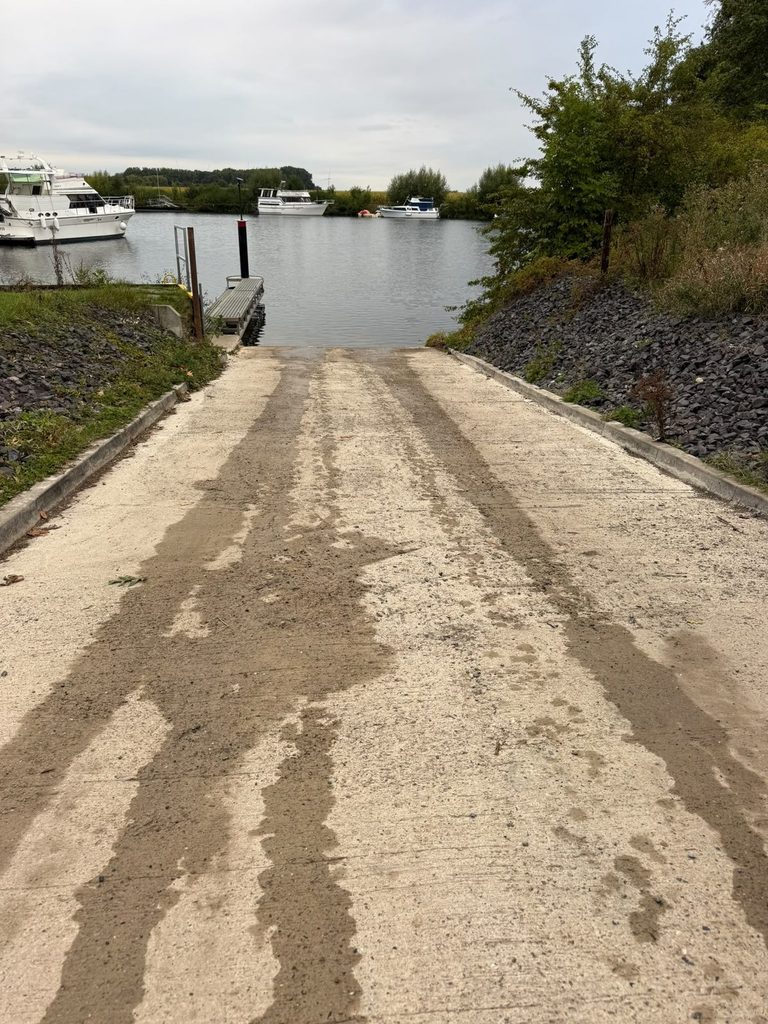 Gerade Sliprampe der Marina Mehlbergen zum geschützten Hafenbecken