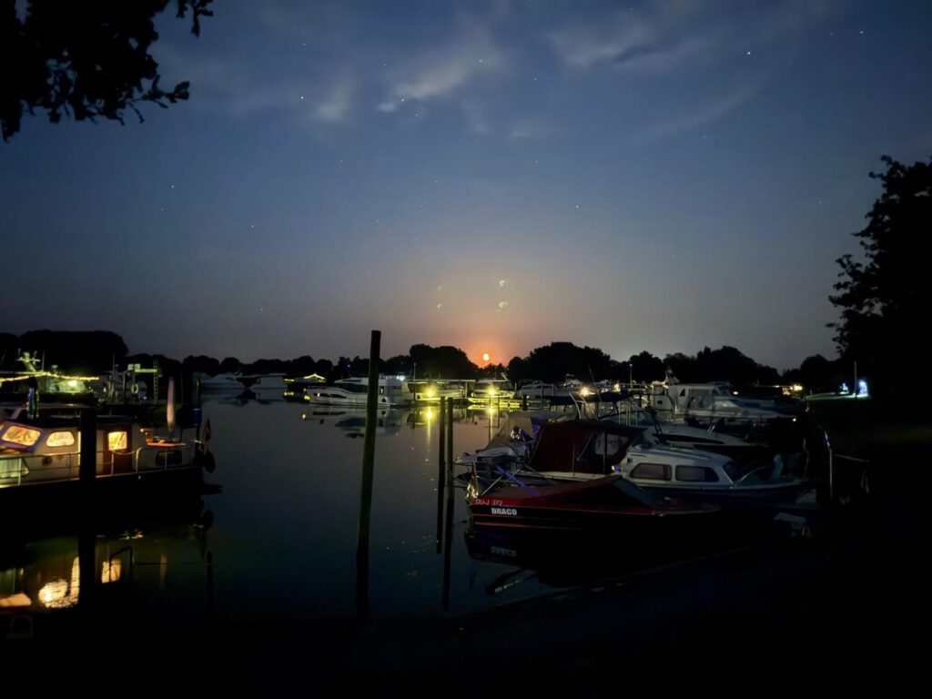 Bateaux de passage dans le bassin de la marina de Mehlbergen dans une paisible ambiance de soirée
