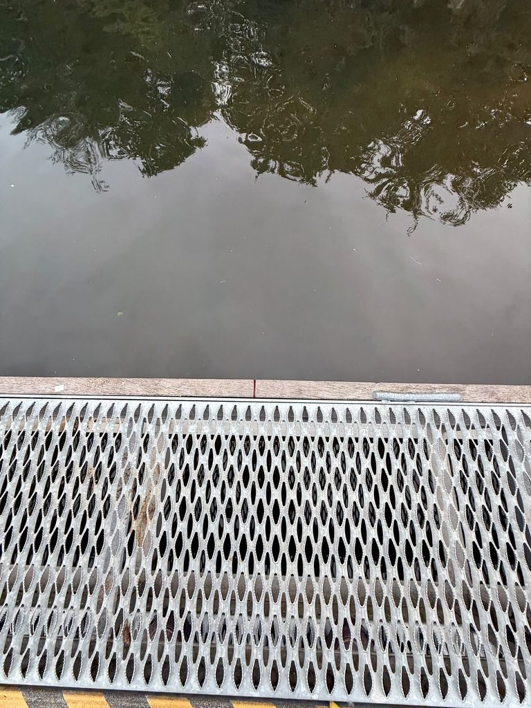 Markierung am Ende der Eisenplatte der Sliprampe in der Marina Mehlbergen